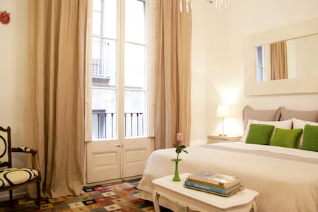 BCN center / private bathroom - king bed