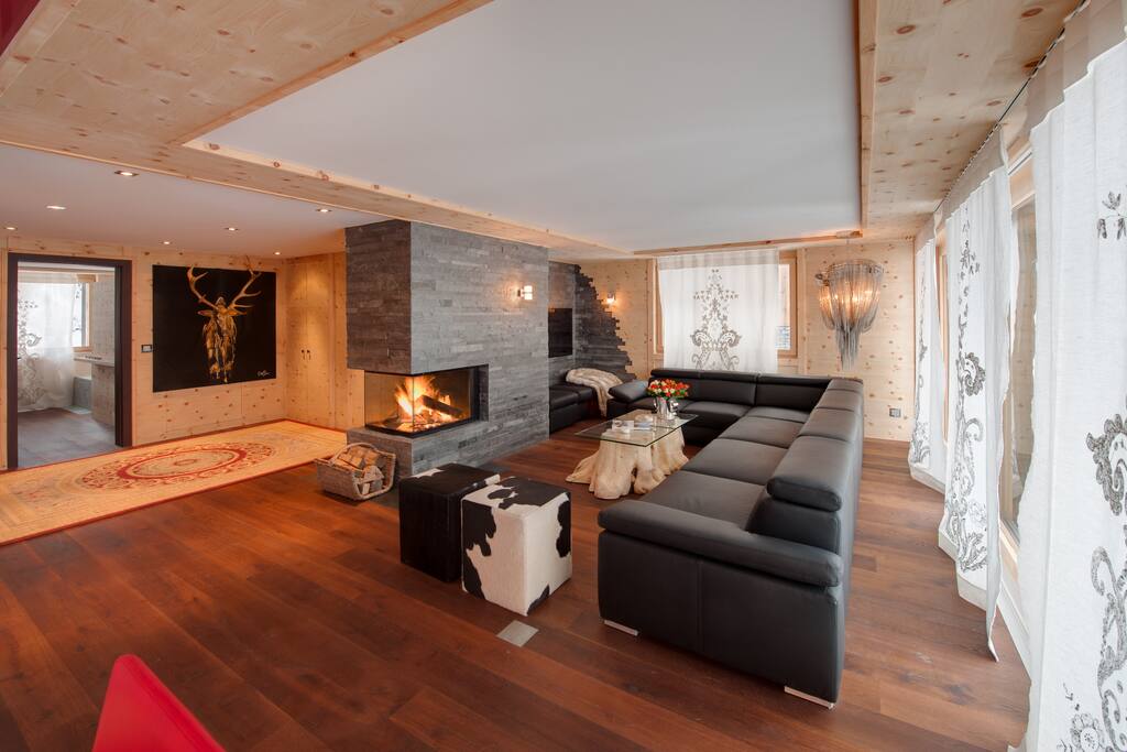Lounge with Flat screen TV and WiFI