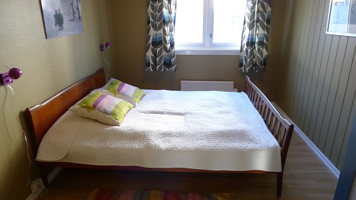 ห้องนอนพร้อมเตียงคู่
