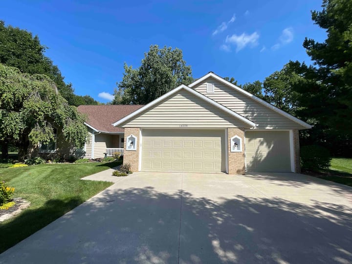 Leo Home Lovely, Large, Lavish! 4 Bed, 2.5 Bath! Houses for Rent in