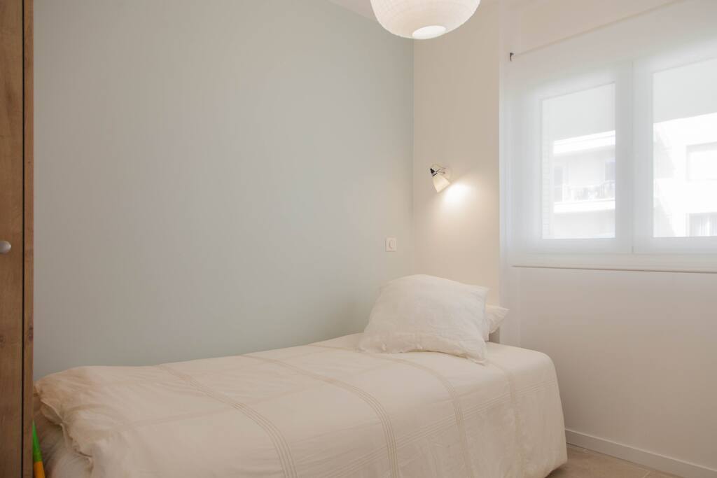 Chambre Numero 3 un lit individuel. Dessous un second lit tiroir.