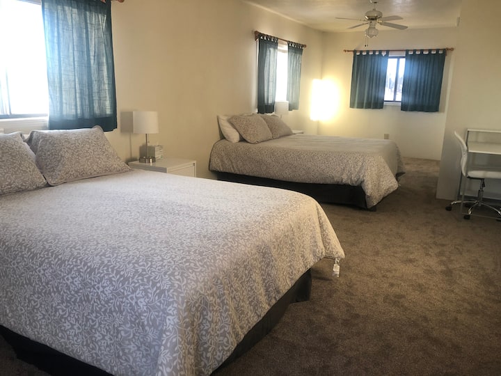 2号卧室在楼上。长30英尺，配有2张标准双人床。它位于房子前面，可欣赏日落的美景。:) 