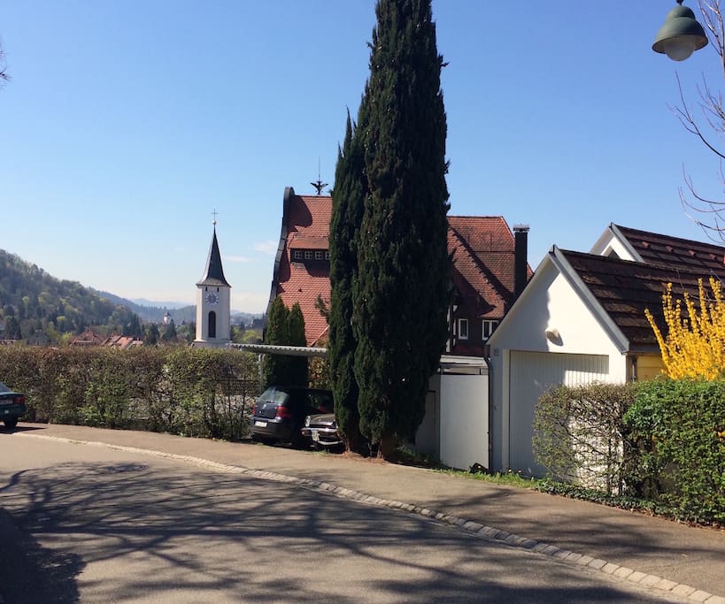 Blick von der Strasse und direkte Nachbarschaft