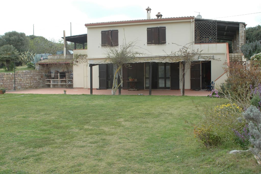 Casa vista dal giardino e veranda inferiore