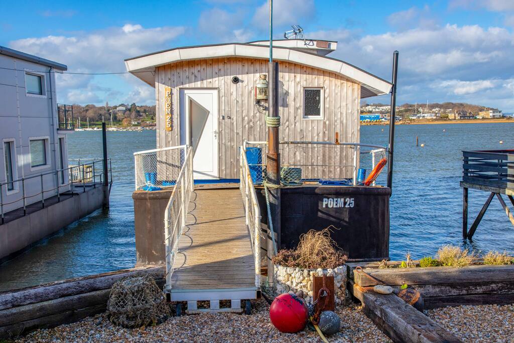 Poem 25 Houseboat Bembridge Harbour Four Bedrooms Houseboats for Rent