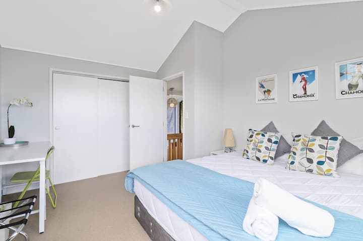 חדר שינה למעלה - מיטת קינג סייז מפוצלת (חדר 5)