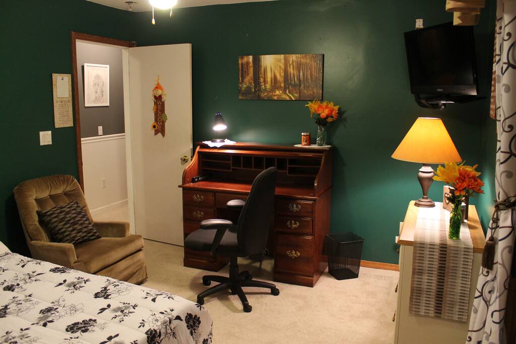 Entrance to hallway, and roll-top desk, probably one used by George Washington. Who knew, eh?