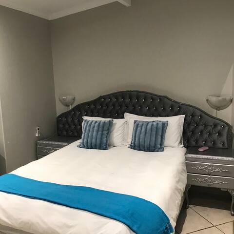 Maka Draai, Modern Open Plan Family living. gallery image 2