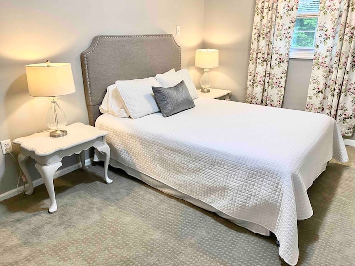 Short Straw: Queen size bed and located in the center of this house. This room is the short straw because it has two doors and guests may be tempted to use it as a shortcut. Maximum occupancy 2 guests.