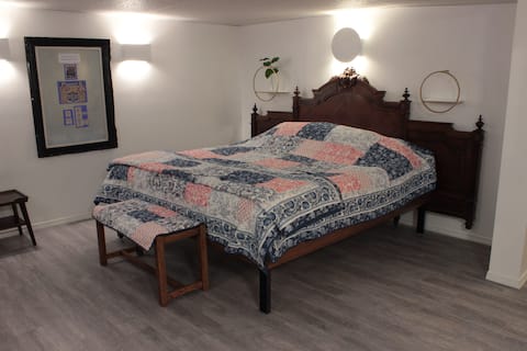 Cozy, quiet & modern suite, in City Park.