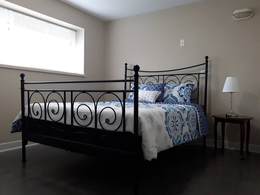 Room 1: Queen Bed. Sleeps 2
