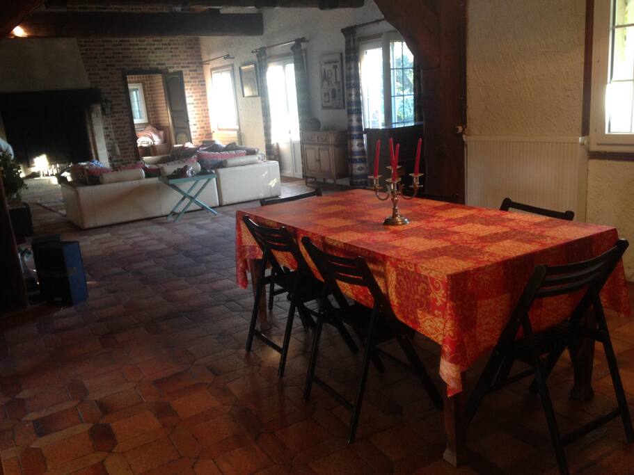 Un grand salon cathédrale et salle à manger de 71 m2 avec une grande cheminée pour s'évader