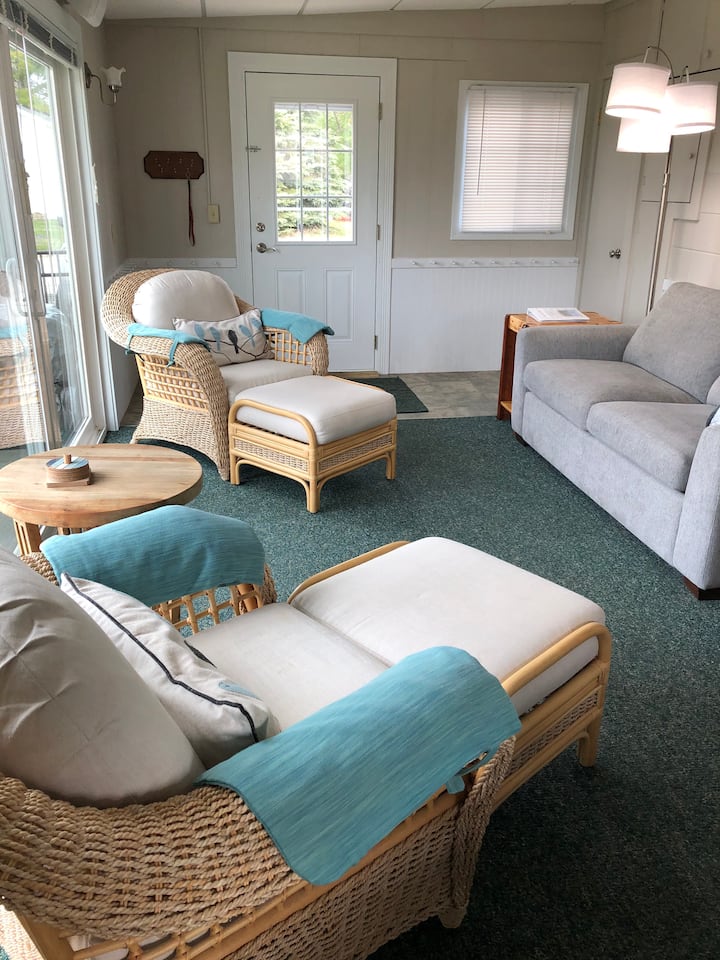 Bass Lake Views, Access. Walk Downtown Elk Rapids. - Elk Rapids, MI