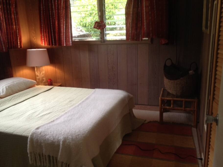 Quiet Bedroom, awake with the local Birds chatting on the hillside and in the Trees...