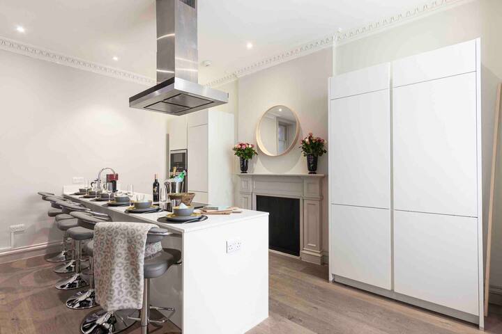 * DEAL! * Spacious – 3 bedroom 3.5 Bathrooms gallery image 2