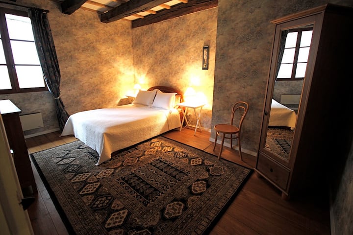 אחד מחדרי השינה הכפולים בקומה השנייה.