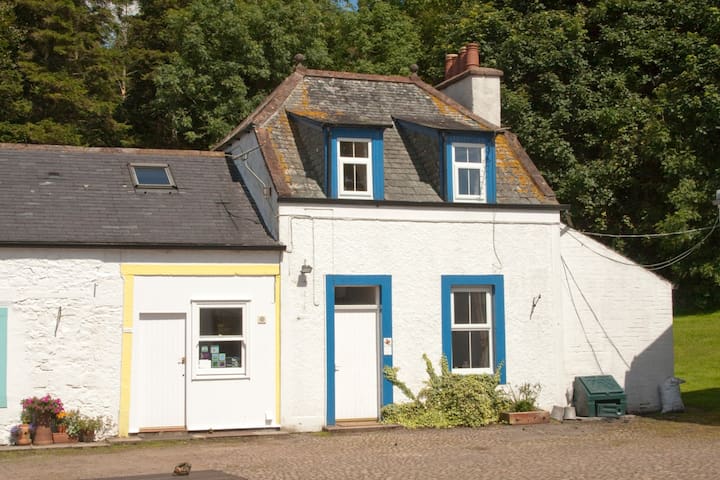 Red Squirrel Cottage, Kirkwood, Real Farm Holidays
