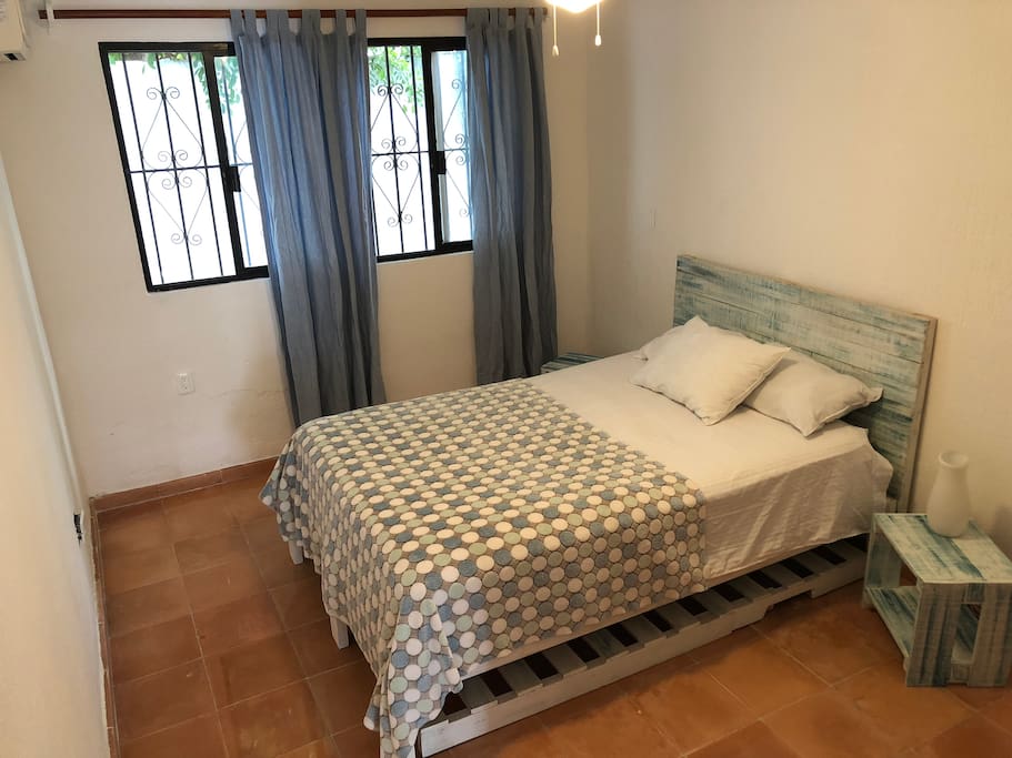 Main bedroom with air conditioning, celling fan and large closet.
Recamara principal con aire acondicionado, ventilador de techo y amplio closet.
Chambre principale avec air conditionné, ventilateur de plafond et grande armoire.