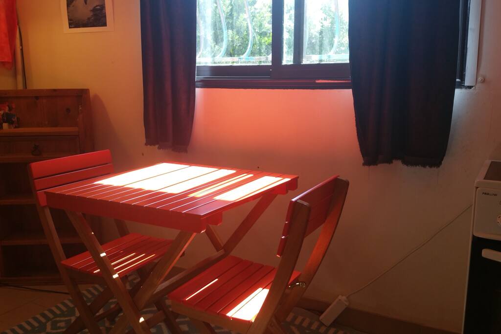 une petite table