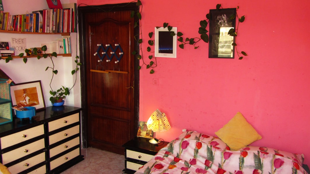 Dhoma jote, me shumë magazinim, lojëra dhe libra në Tangier në dispozicion