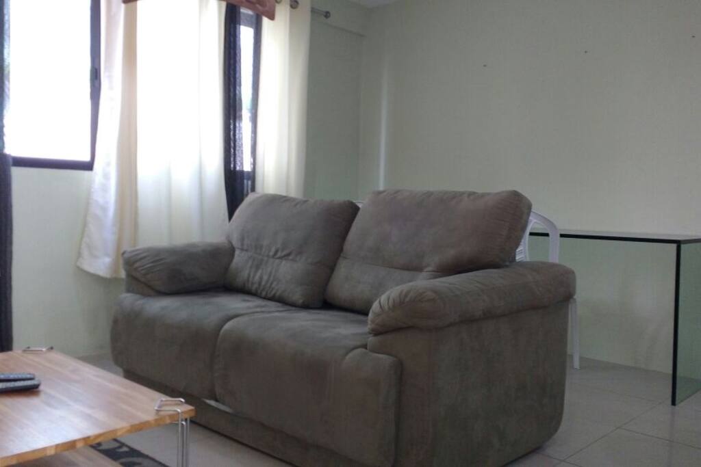 Sofá-cama e Mesa para Refeições com 02 Cadeiras e Jogo Americano.