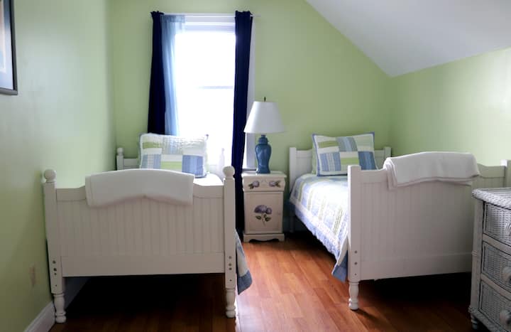 เตียงแฝด 2 ชั้น 2 พร้อมตู้เสื้อผ้าและตู้เสื้อผ้าเต็มรูปแบบ 