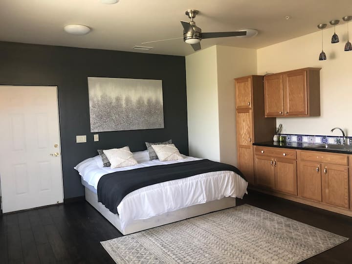 Chumba cha 4 cha kulala kina sinki na kabati na mlango wa kujitegemea wa chumba cha kutafakari na ufikiaji wa baraza ya kujitegemea.