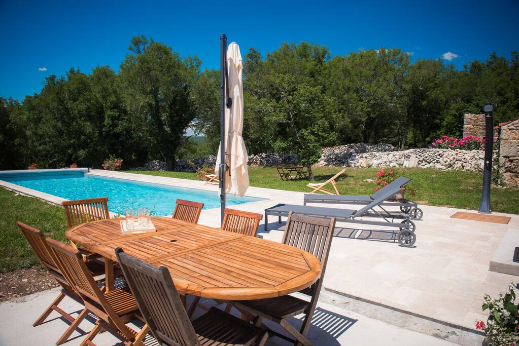 Nous tenons à votre disposition des tables de jardin, transats, parasol et barbecue