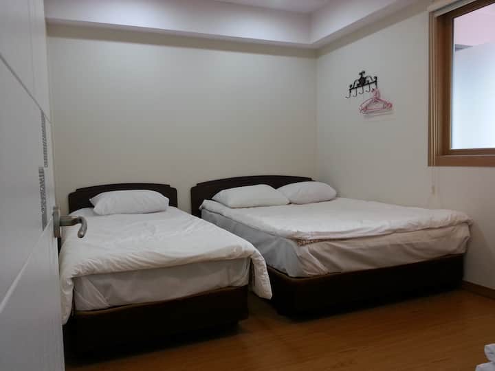 זו תמונה של חדר השינה השני.