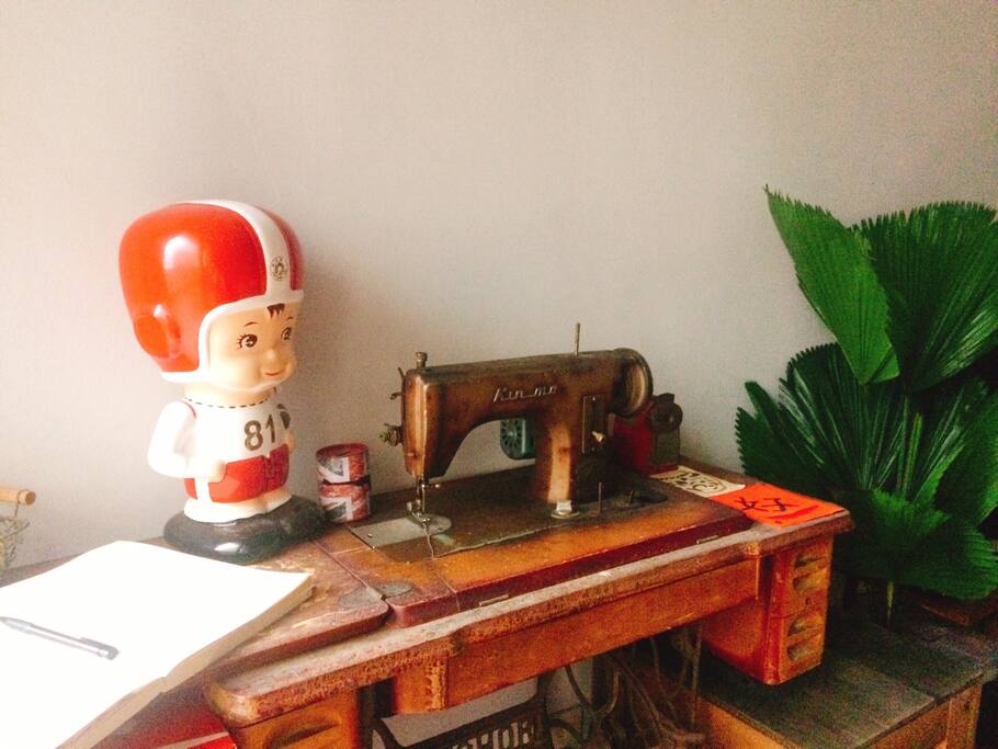 Corner of the living room w/ antique sewing machine 客廳一角跟古董縫紉機&大同寶寶