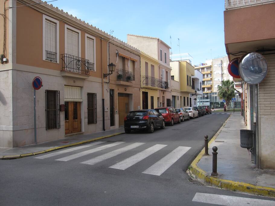 La parada PERIS-ARAGÓ del Metro, a 25 metros de distancia. Acceso directo desde el Aeropuerto de Valencia.
