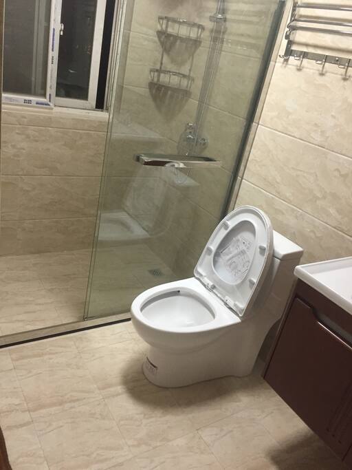 主卧带品牌精装独立卫生间(带窗明卫),独立淋浴房及洗漱台