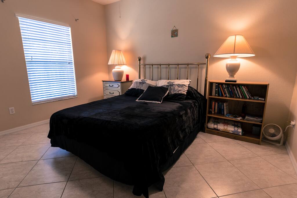 Comfortable queen size bed with extra pillows and quilts. Books, playing cards and pamphlets for "what's happening" in the area. Lots of space and a closet for hanging clothes. Ceiling fan and a small floor fan. Black out curtains available on request.