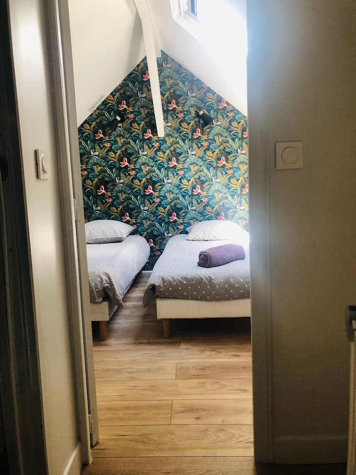 Dhoma e gjumit e katit të qiramarrësit me dy krevate dopio 