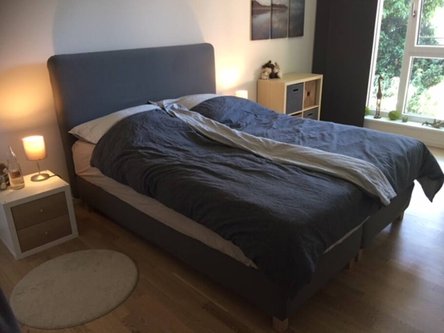 Schlafzimmer mit Doppelbett