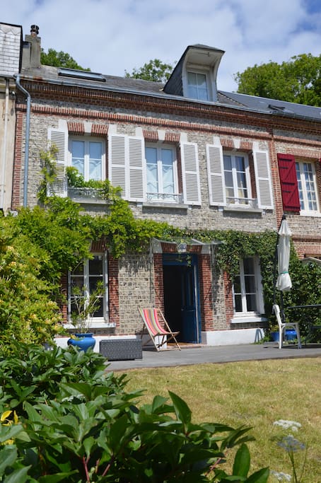 Charmante façade côté rue et sa terrasse