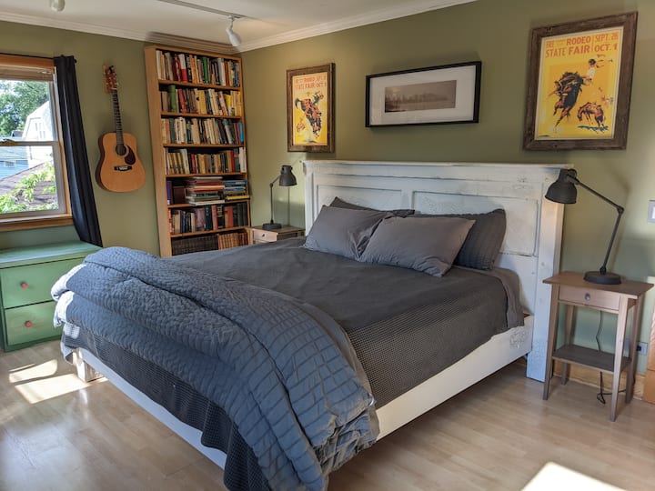 Ootab uus käsitsi valmistatud eriti lai kaheinimesevoodi. Neli suurt akent muudavad toa valgusküllaseks ja päikesepaisteliseks ning pimenduskardinad muudavad toa hubaseks ja pimedaks. Iga öölambi põhjas on laadimispordid. 