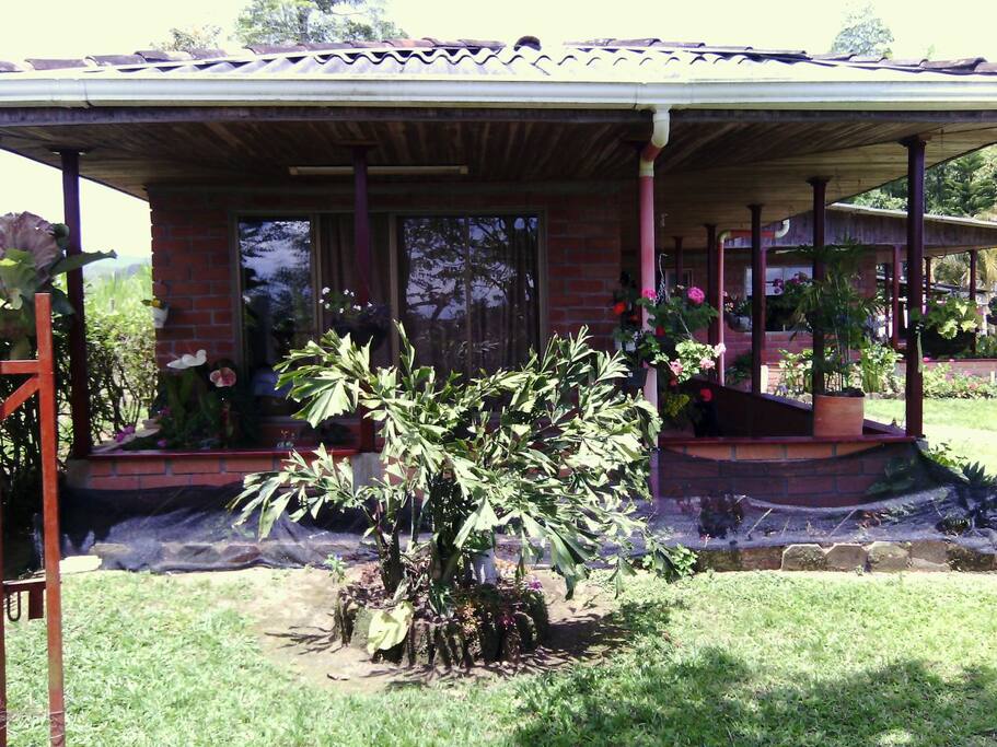 Vista exterior de la casa, rodeada de jardínes.