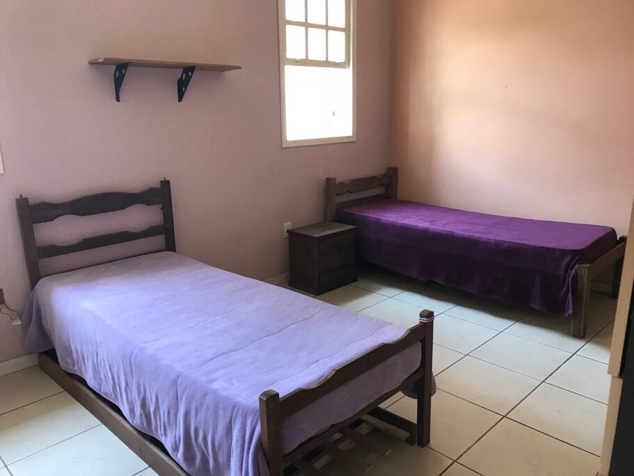 Quarto 1 - suíte - com possibilidade de colocar mais uma cama ou colchão no chão.