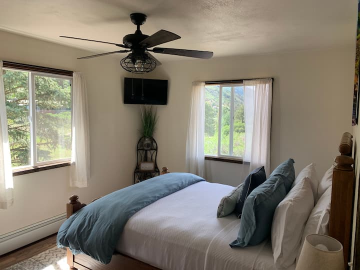 Queen Size Bedroom 