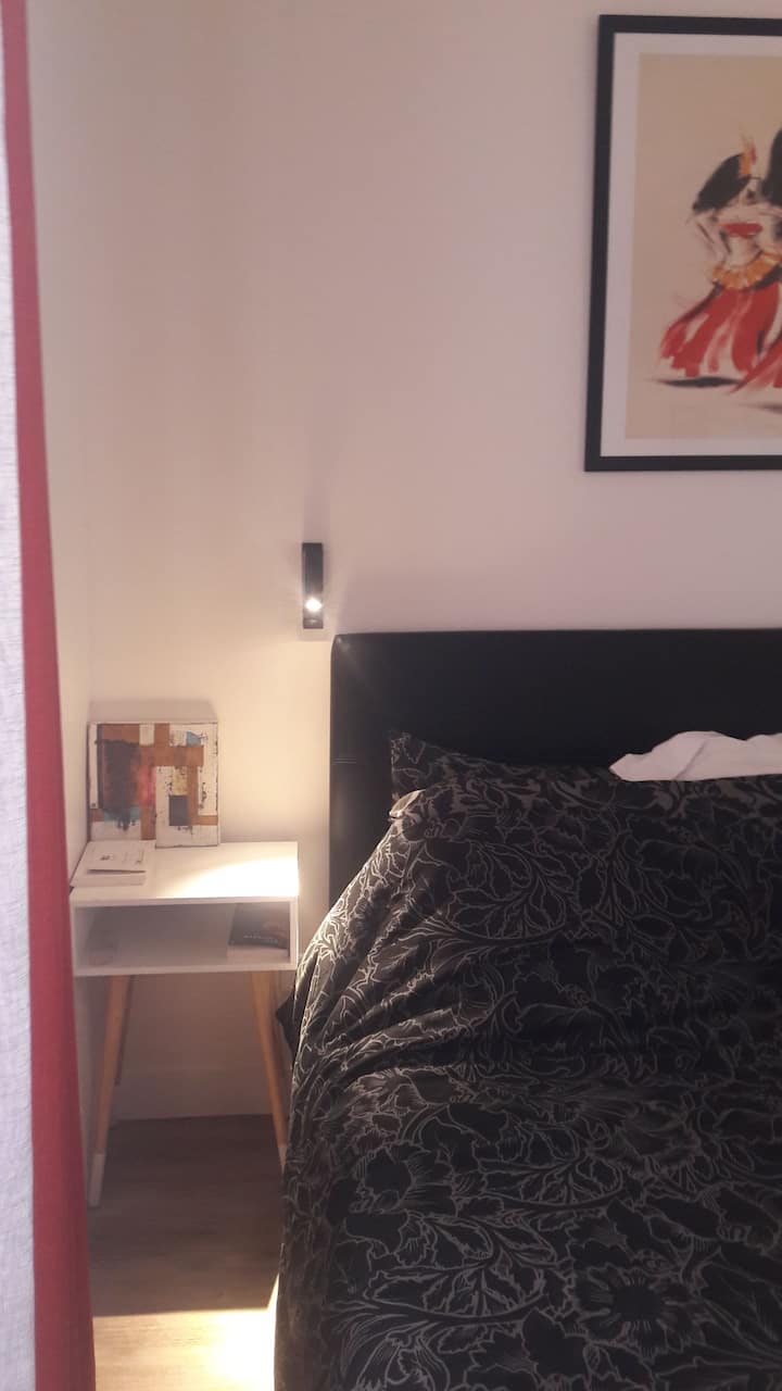 ห้องพักลานบ้านเงียบสงบ เครื่องนอน 2 เตียงขนาด 80x200 อยู่ใกล้กันในเตียงคู่ขนาด 160X200