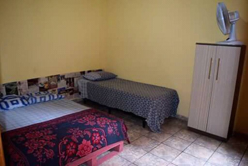 Com armário e ventilador. Em comum dividimos o banheiro/cozinha e sala.