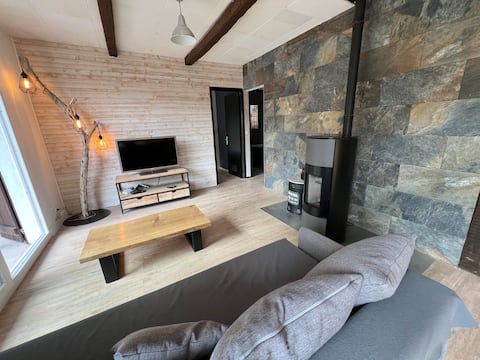 Large cozy chalet 10 min walk from the slopes