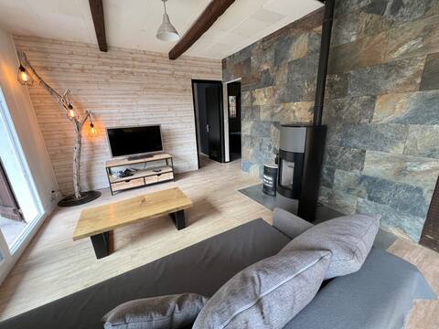 Large cozy chalet 10 min walk from the slopes