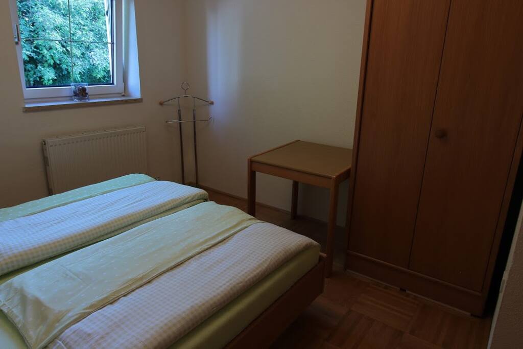 Kleiderboy, Tisch, Kasten, Holzfußboden,