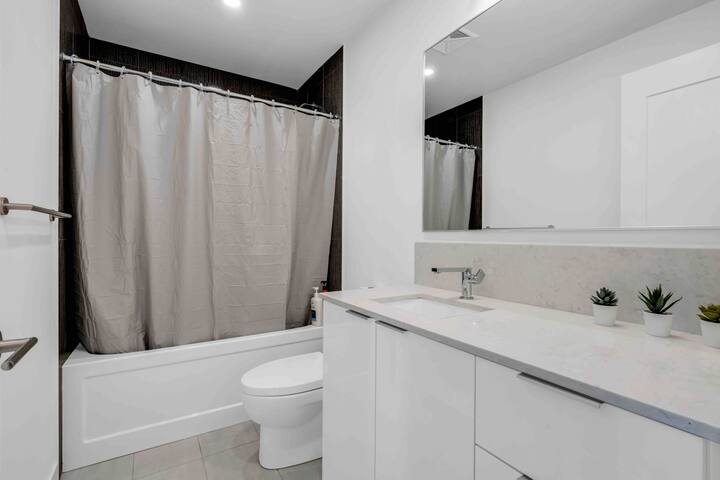 New, Luxurious Stunning Views Harbour front gallery image 5