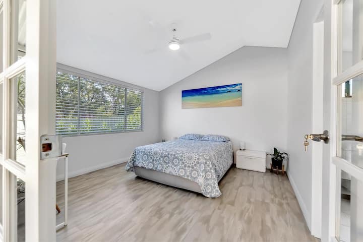 Sovrum 4 privat studio och eget badrum på baksidan av huset