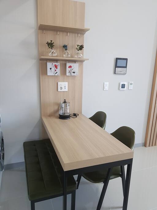 음식을 조리해서 드실수있고 바로앞 식탁입니다^^~
(참, 세탁기도 구비되어 있습니다)