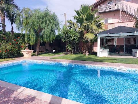 "Rosa dei venti" rustic villa with pool.