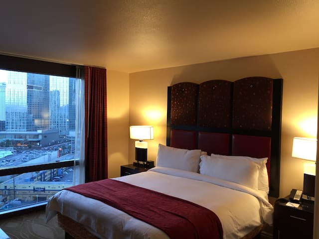 Luxury 3BR/3BA Penthouse-Villa on Las Vegas Strip! gallery image 3